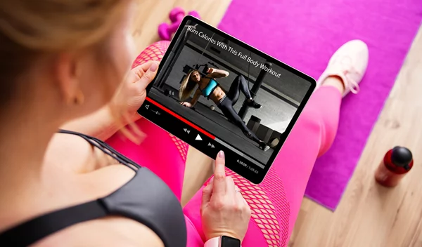 Fitness κανάλια του YouTube για να προπονείσαι στο σπίτι