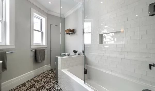 Πώς θα καθαρίσεις τα πλακάκια εύκολα; Με αυτό το φυσικό και DIY καθαριστικό