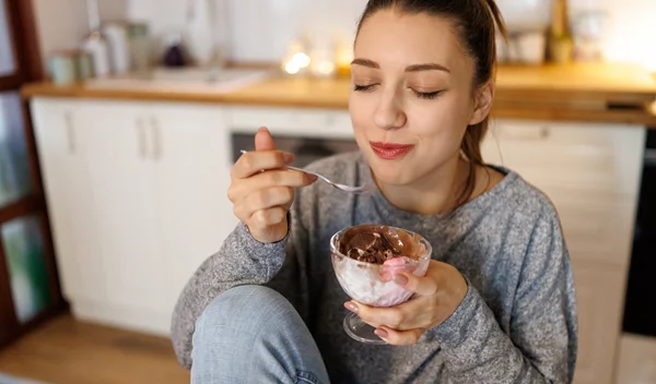 Πού κρύβεται η ζάχαρη: Ακόμη και σε τρόφιμα που καταναλώνουμε καθημερινά και φαίνονται υγιεινά