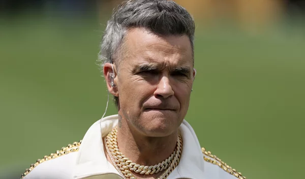 "Είμαι τρομοκρατημένος στη σκηνή": Ο Robbie Williams αποκαλύπτει ότι ζει με σύνδρομο Tourette - Τι είναι;