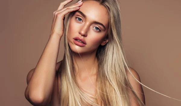 Ο πιο αποτελεσματικός τρόπος να ισιώσεις τα μαλλιά σου χωρίς θερμότητα