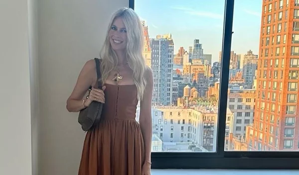 Claudia Schiffer: 3 κανόνες που ακολουθεί πιστά κάθε μέρα για όμορφη επιδερμίδα μετά τα 50