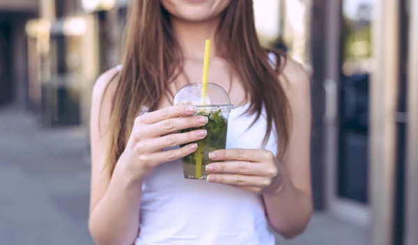 Ανατροπή: Πώς ο κουρκουμάς και το πράσινο τσάι βλάπτουν το συκώτι μας