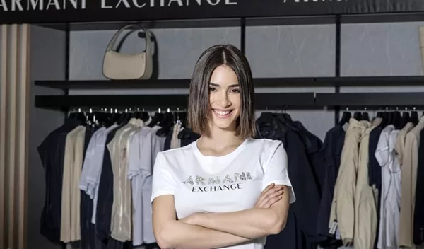 Λουλούδια, χρώματα και λάμψη | Η Αντιγόνη Νεοφύτου σου προτείνει τα πιο stylish looks για την άνοιξη