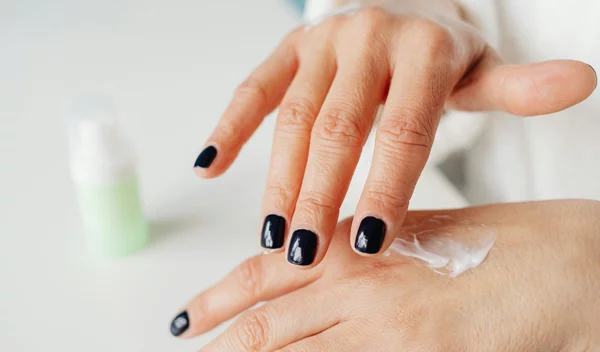 Πώς θα κάνεις το πιο επιτυχημένο ημιμόνιμο μανικιούρ μόνη σου στο σπίτι