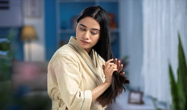 Πώς δημιουργείται η ψαλίδα στα μαλλιά και πώς θα την αποφύγουμε