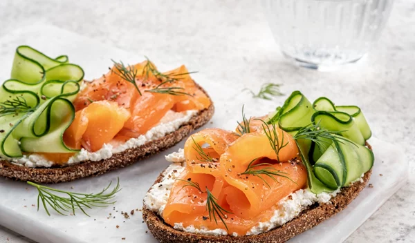 Καπνιστός σολομός, πατέ και μαλακά απαστερίωτα τυριά. Είναι επικίνδυνα για την υγεία σου;