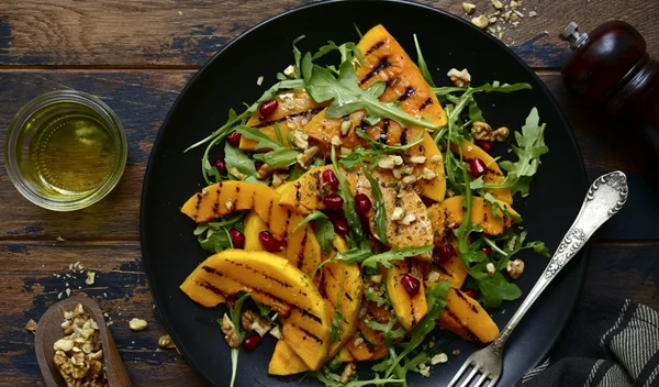 Ζεστές σαλάτες: 5 πρωτότυπες συνταγές για το Χριστουγεννιάτικο τραπέζι