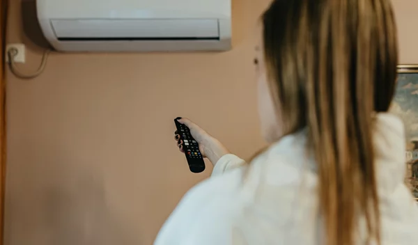 Κλιματισμός: Μπορεί το AC να σε αρρωστήσει όντως; Τι λέει ο μικροβιολόγος