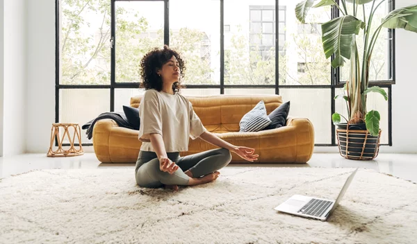 Μπορεί ο διαλογισμός να κάψει το λίπος στην κοιλιά;