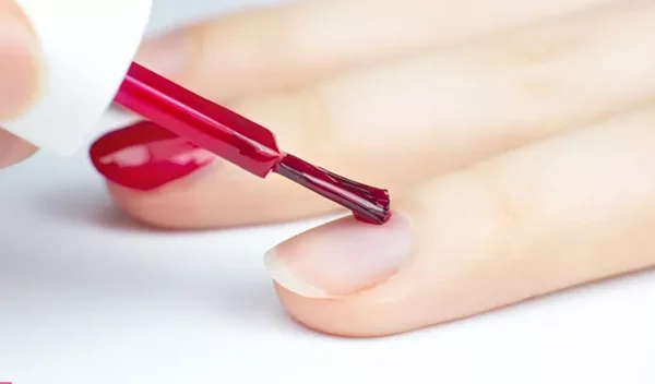 Τα βερνίκια νυχιών που θα χαρίσουν ένα gel εφέ στο μανικιούρ σου