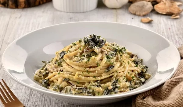 Η πιο λαχταριστή μακαρονάδα του καλοκαιριού: Με απίστευτα κρεμώδη σάλτσα χωρίς κρέμα γάλακτος