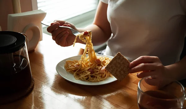 Μακαρόνια με ψωμί: Τελικά παχαίνει αυτός ο συνδυασμός υδατανθράκων;