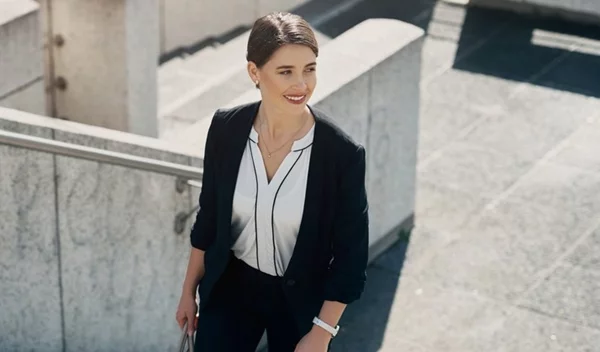 Αυτή είναι η τσάντα - εμμονή που θα κρατούν όλα τα fashion girls το 2025