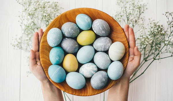 Βαφή αυγών με φυσικό τρόπο: Ποια τρόφιμα να επιλέξεις και οι οδηγίες που χρειάζεσαι