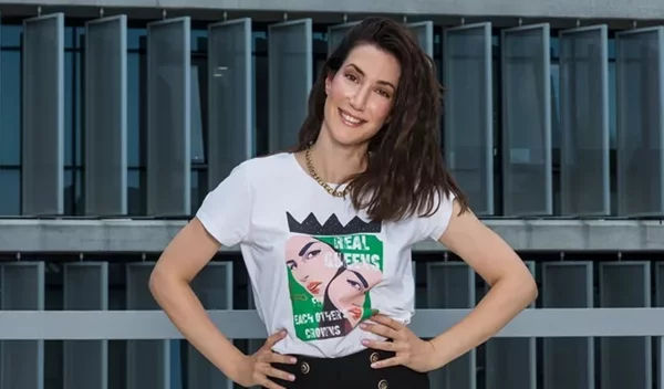 BE SHERO: Η Χριστίνα Φλαμπούρη φορά τη νέα limited συλλογή της Answear.LAB και μιλά για τις γυναίκες που την εμπνέουν