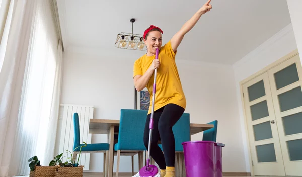 "Δουλειά από το σπίτι": 6 τεμπέλικοι τρόποι για να κάψεις επιπλέον θερμίδες χωρίς να πας στο γυμναστήριο