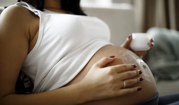 Skincare στην εγκυμοσύνη: Ποια συστατικά σε κρέμες και ορούς είναι ασφαλή για χρήση αυτήν την περίοδο;