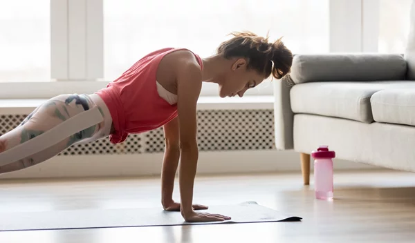 7λεπτη προπόνηση κοιλιακών για αρχάριους: Δυνάμωσε τον κορμό σου χωρίς εξοπλισμό