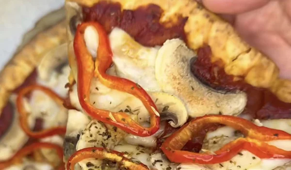 Συνταγή για τη viral high protein πίτσα με 5 μόνο υλικά!