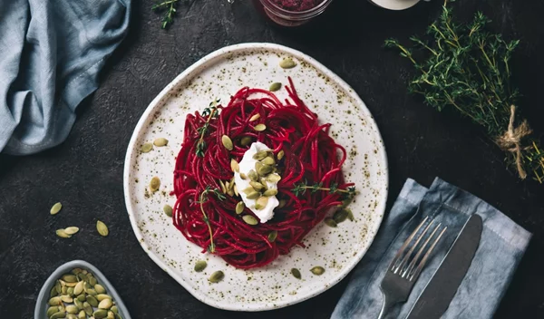 Σπαγγέτι με σάλτσα παντζαριού: Η πιο νόστιμη και υγιεινή εκδοχή της μακαρονάδας