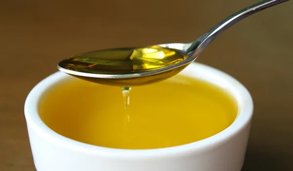 Κι αν ένα 'σφηνάκι' ελαιόλαδο είναι το 'φάρμακο' για το hangover;