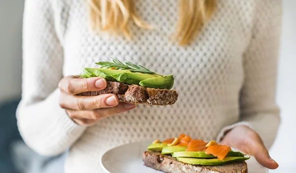 Είσαι η μόνη που ακολουθεί πρόγραμμα διατροφής στο σπίτι; Να πώς θα το καταφέρεις