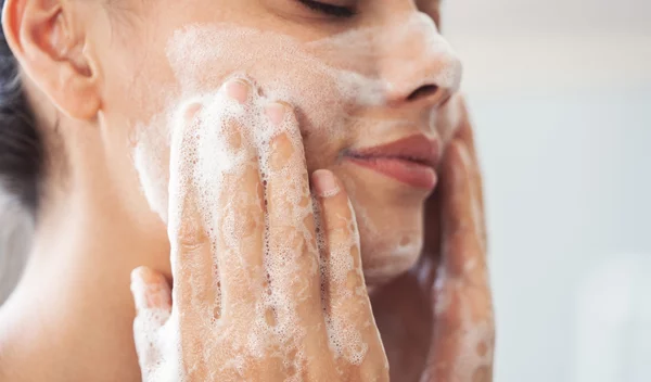 25 βήματα για τέλειο και λαμπερό δέρμα χωρίς στίγματα και κηλίδες