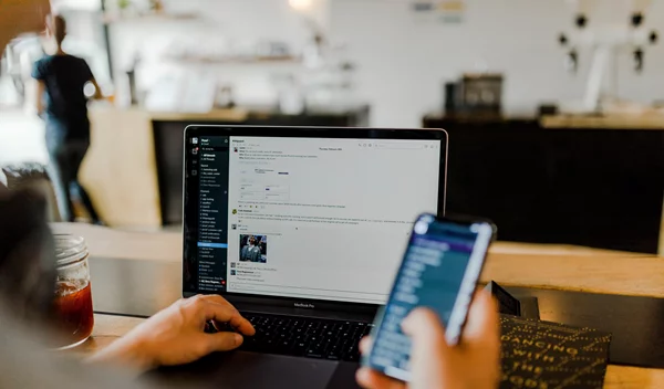 Εθισμένη στο διαδίκτυο και τα social media; Αυτές οι συνήθειες το προδίδουν