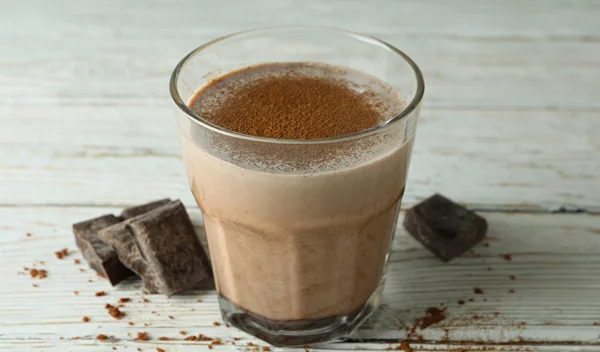 Κρύος "καφές" με χαρούπι και κανέλα: Φυσική εναλλακτική για freddo espresso χωρίς καφεΐνη