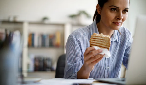 To θρεπτικό (και vegan) σάντουιτς που θα αντικαταστήσει το γρήγορο τοστάκι