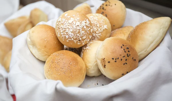 Ψωμάκια τυριού με 2 μόνο υλικά! Το πανεύκολο σνακ που θα φτιάχνεις κάθε μέρα