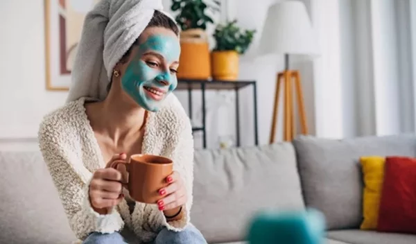 Πώς μπορείς να τονώσεις τη διάθεση και τα μαλλιά σου την ίδια στιγμή;