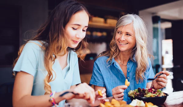 4 ενδείξεις που μαρτυρούν πως το έφηβο παιδί σου παραμένει συνδεδεμένο με σένα