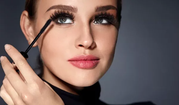 Το μόνο προϊόν μακιγιάζ που θα χρειαστείς για να τραβήξεις όλη την προσοχή στο βλέμμα σου