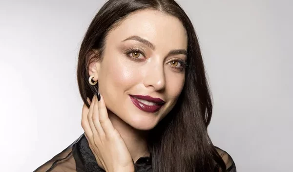 Holiday Party Glam: Πώς να πετύχεις το πιο εντυπωσιακό μακιγιάζ για τα γιορτινά parties