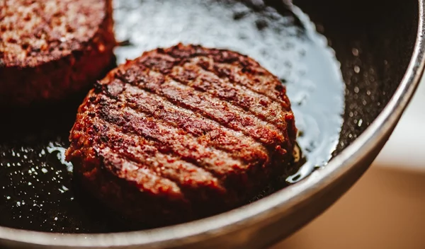 Τι συμβαίνει όταν τρως πολύ κρέας σύμφωνα με τους ειδικούς;