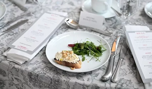 Το πιάτο που πρέπει οπωσδήποτε να αποφεύγουμε να παραγγέλνουμε όταν έχει ζέστη