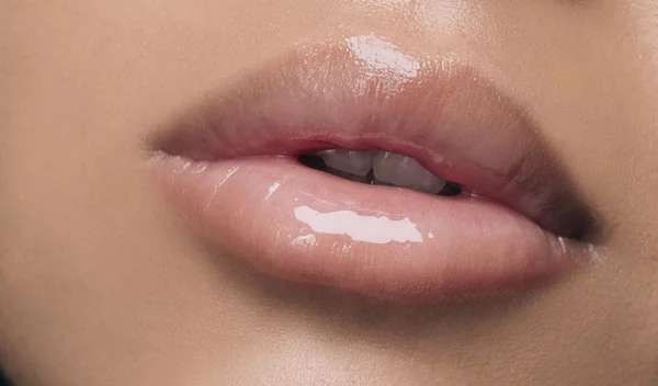 Lip rituals: Τα 5 lip oils που θα φροντίσουν τα χείλη σας με τον καλύτερο τρόπο