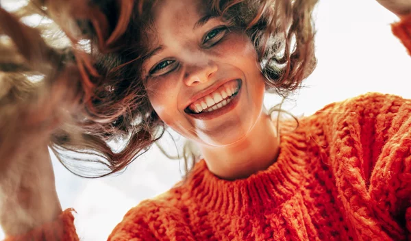 Πώς ακόμα και το "ψεύτικο" χαμόγελο μπορεί να σε κάνει πιο θετική