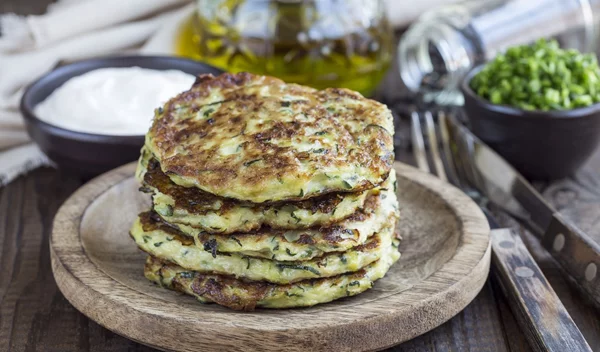 Τηγανίτες κολοκυθιού - Εύκολη συνταγή για να μυρίσει καλοκαίρι στο τραπέζι σου