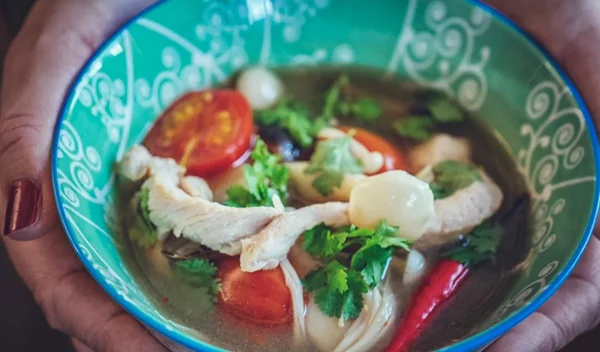 Περίσσεψε γαλοπούλα; Φτιάξε αυτή τη light σούπα με γαλοπούλα και γάλα καρύδας