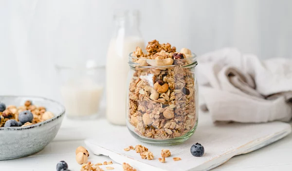 Σαν τσουρέκι! Φτιάξε σε χρόνο dt σπιτική granola με κάρδαμο + μαχλέπι