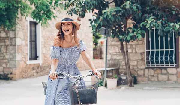 Mini, midi, maxi: 3 stylish φορέματα από ZARA που είναι ιδανικά για την Ανάσταση