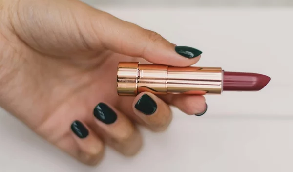 5 κραγιόν που μεταμορφώνονται σε πλούσια και λαμπερά lip oils