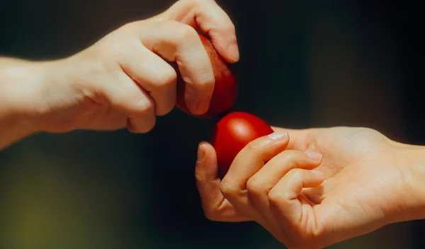 Γιατί τσουγκρίζουμε αυγά το Πάσχα;