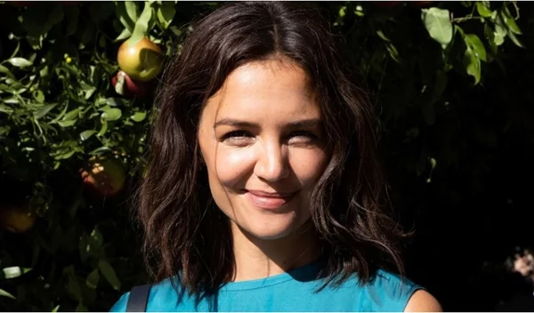 Πώς παραμένει τόσο φρέσκια; Η Κέιτι Χολμς αποκαλύπτει τα 5 μυστικά της νεανικής της επιδερμίδας