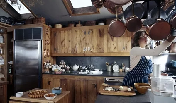 Οργάνωση κουζίνας: Ξεχασμένα εδώ και χρόνια, αυτά τα vintage ντουλάπια γίνονται μεγάλη τάση το 2026