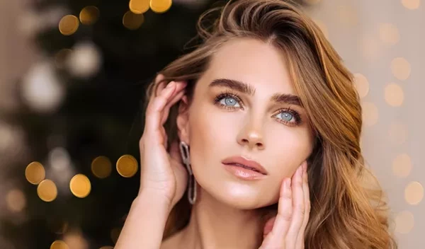 Ξέχασε τα glitters: Τα skincare προϊόντα που θα σε βοηθήσουν να λάμψεις στο ρεβεγιόν