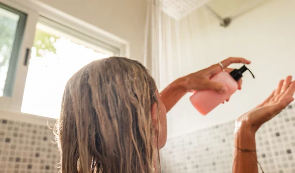 3 συστατικά που πρέπει να αποφύγεις στο conditioner αν έχεις βαμμένα μαλλιά